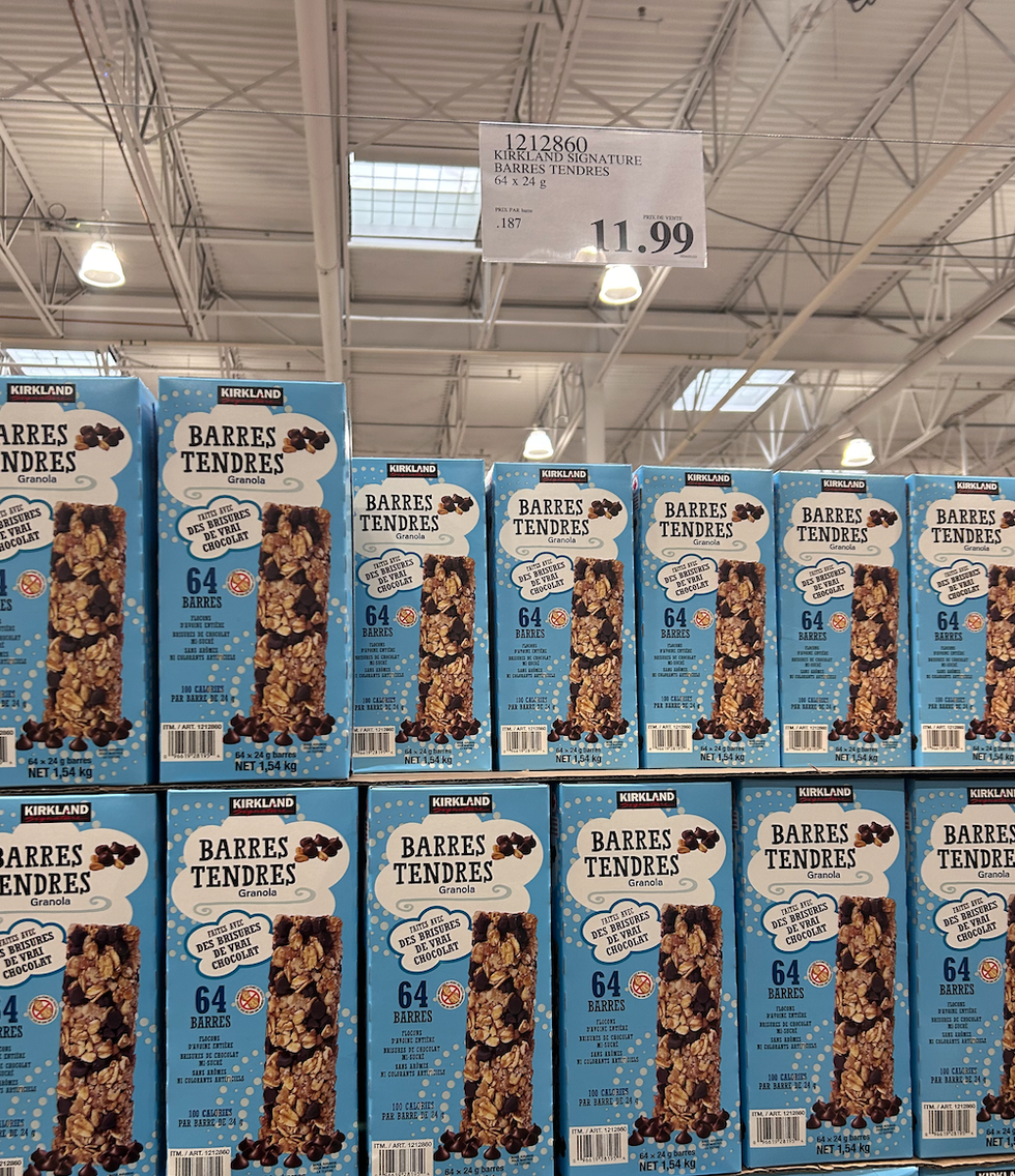 L'\u00e9talage de barres tendres au granola et aux p\u00e9pites de chocolats au Costco.