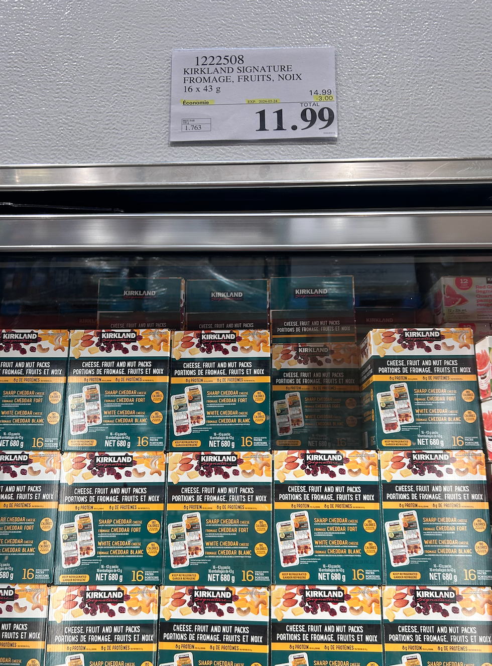 L'\u00e9talage de boites de collations au fromage, fruits et noix d'un Costco.
