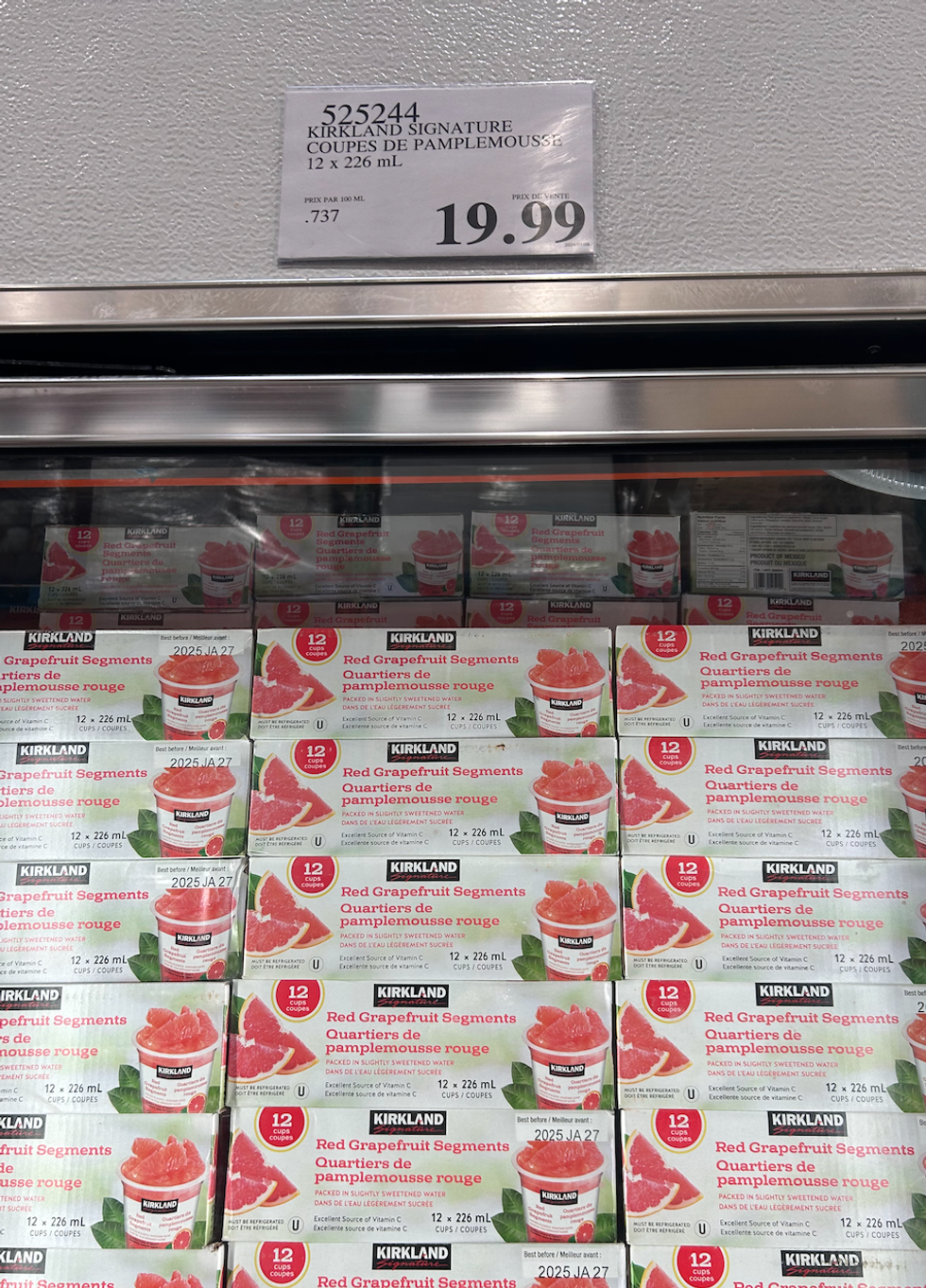 L'\u00e9talage de boites de coupes de pamplemousse \u00e0 vendre au Costco.