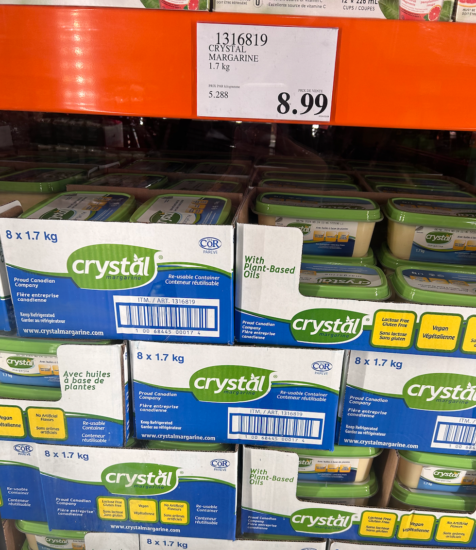 L'\u00e9talage de contenants de margarine d'un Costco.