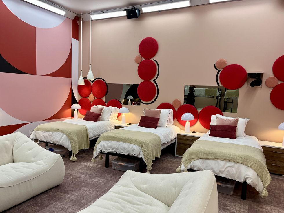 L'une des chambres \u00e0 Big Brother C\u00e9l\u00e9brit\u00e9s. La couleur principale est le rose.