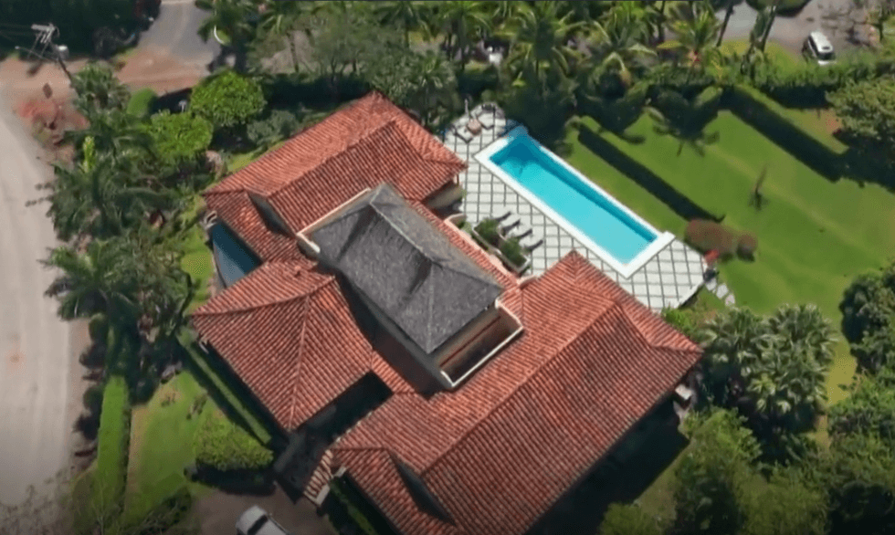 L'une des maisons d'Occupation Double Panama 2026 et son \u00ab infinity pool \u00bb, vue de haut.