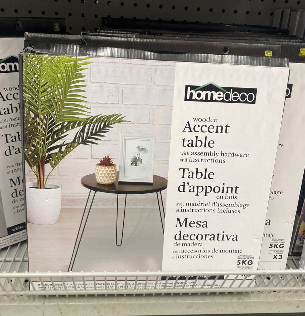 L'une des tables d'appoint vendue au Dollarama pour 5 $.