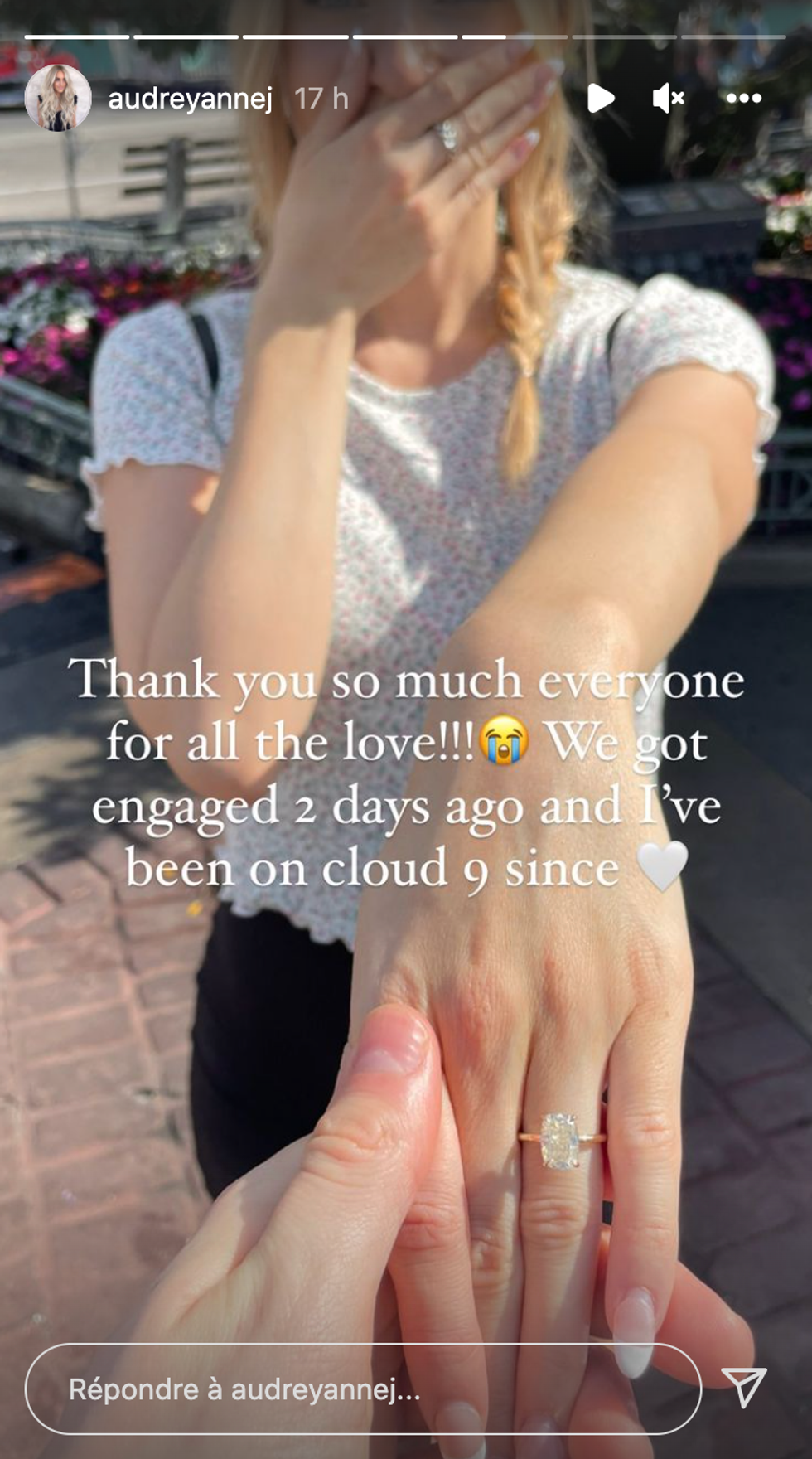 La bague de fian\u00e7ailles d'Audrey-Anne.