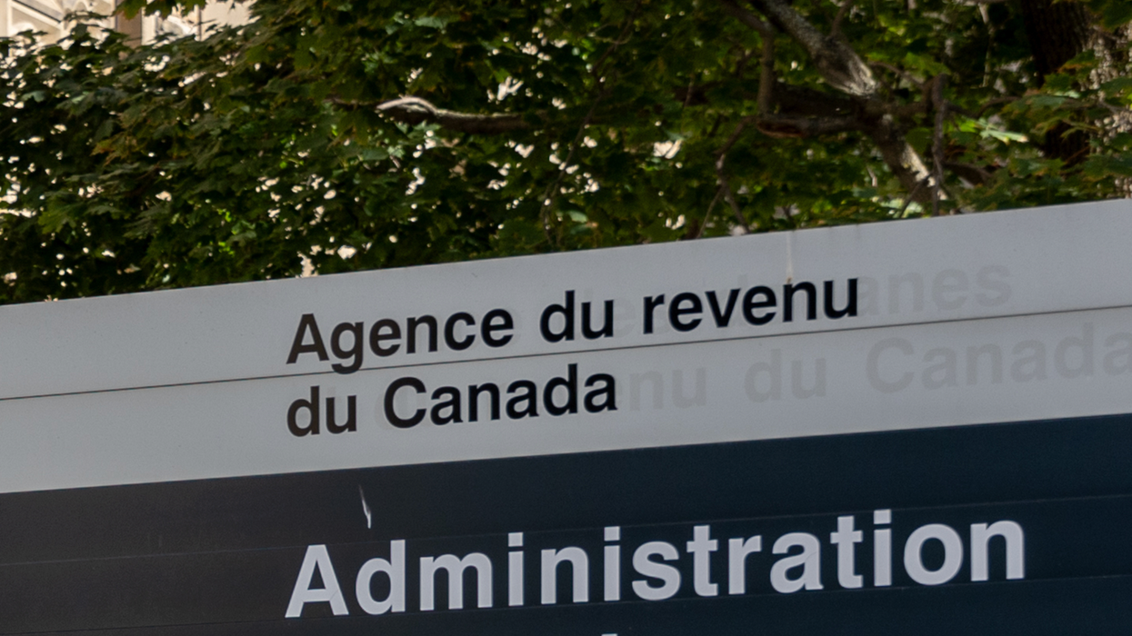 La bannière de l'Agence du revenu du Canada à Montréal.