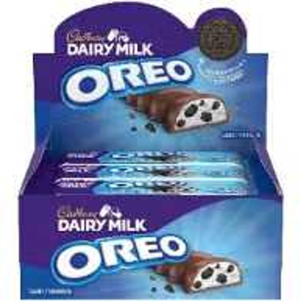 La bo\u00eete de 12 barres de chocolat Dairy Milk Oreo de Cadbury vendue chez Costco.
