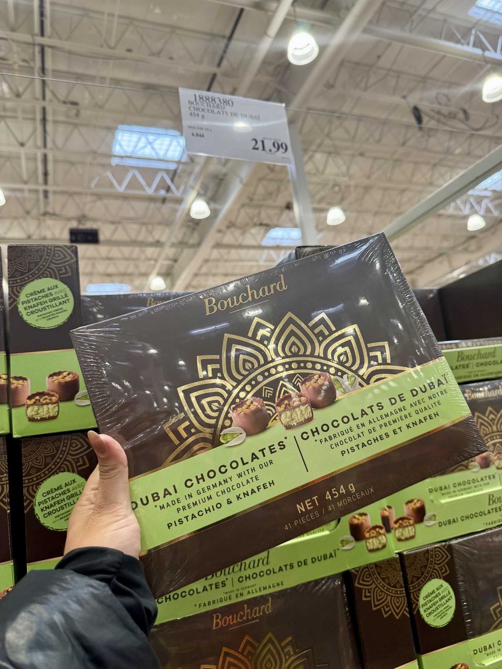 La bo\u00eete de chocolats Bouchard aux saveurs pistache et knafeh au Costco