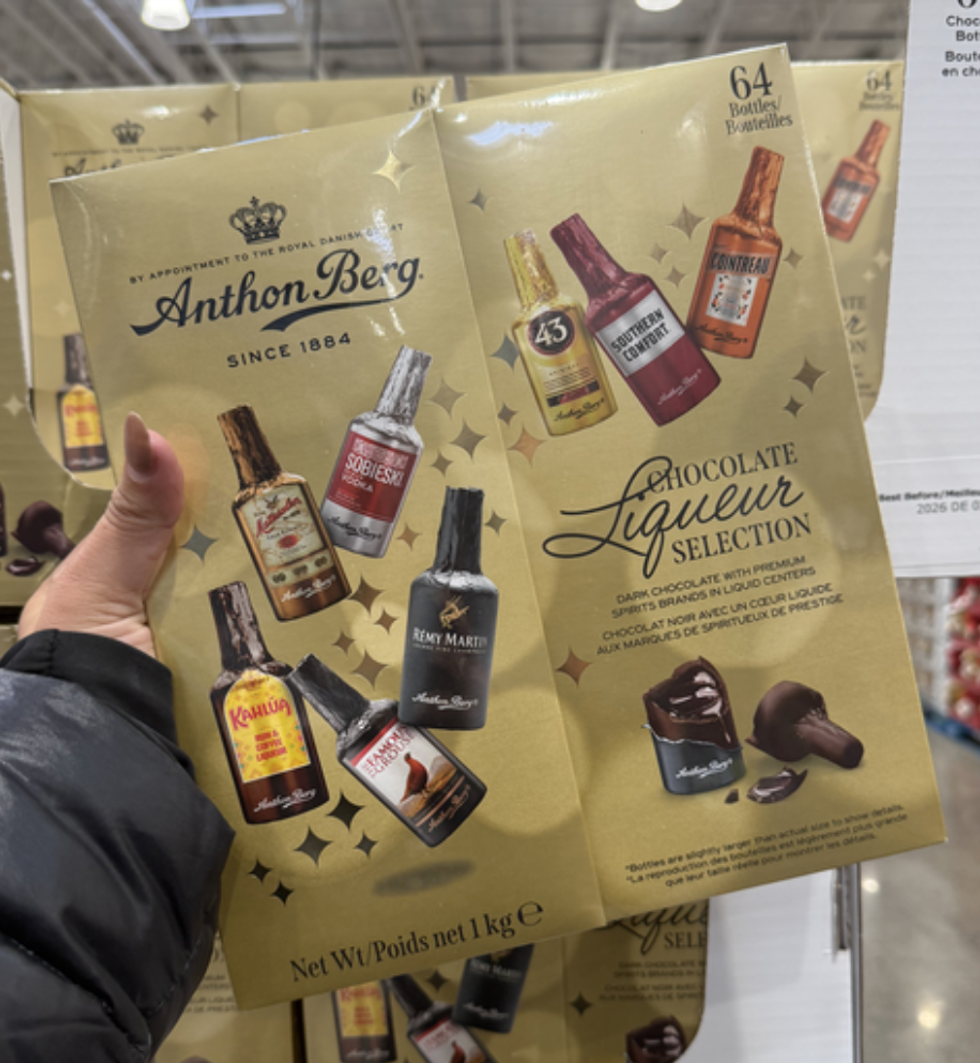 La bo\u00eete de chocolats \u00e0 la liqueur Anthon Berg mettant en vedette plusieurs spiritueux au Costco.