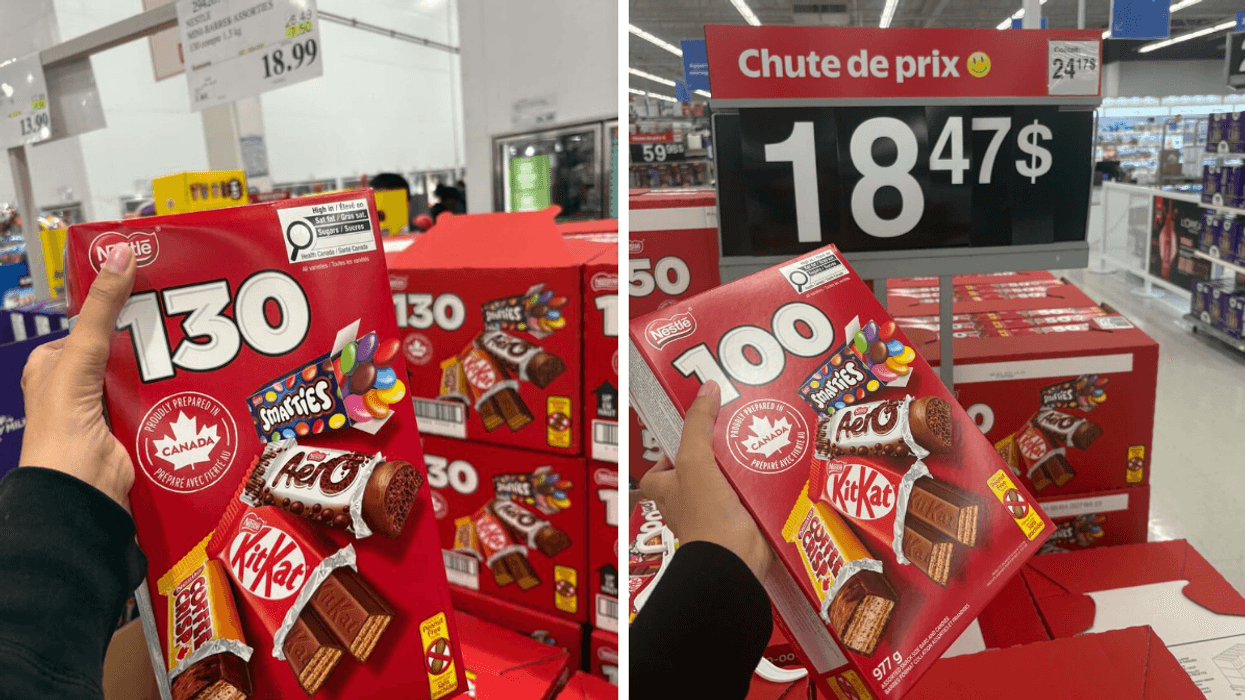 La boîte de 130 mini-barres assorties Nestlé au Costco. Droite : La boîte de 100 barres assorties Nestlé au Walmart.