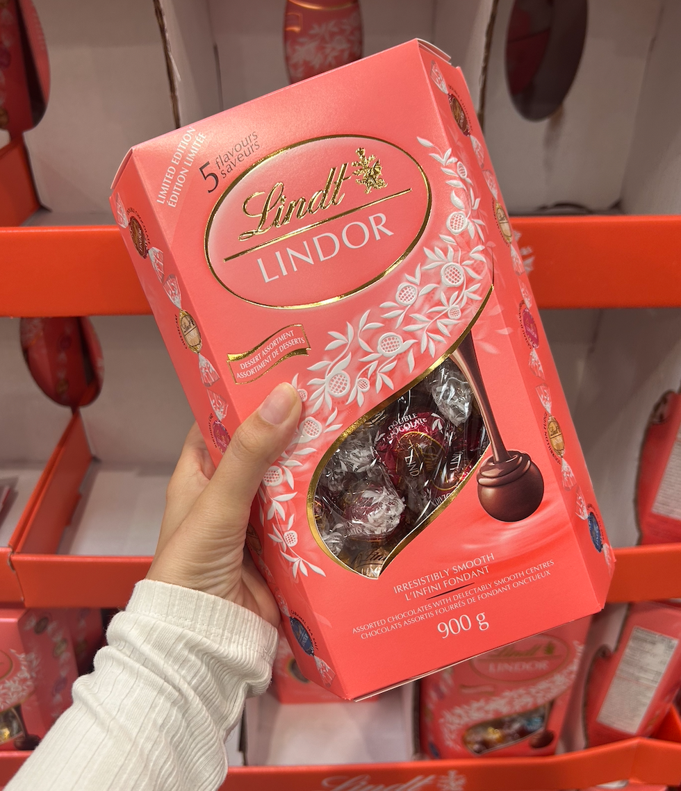 La boite rose de chocolat assortis Lindor de Lindt.