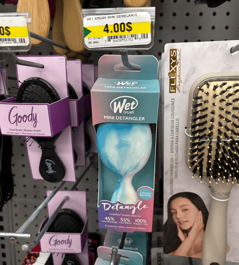 La brosse d\u00e9m\u00ealante Wet Brush Mini Detangler en \u00e9dition limit\u00e9e sur les tablettes du Dollarama.