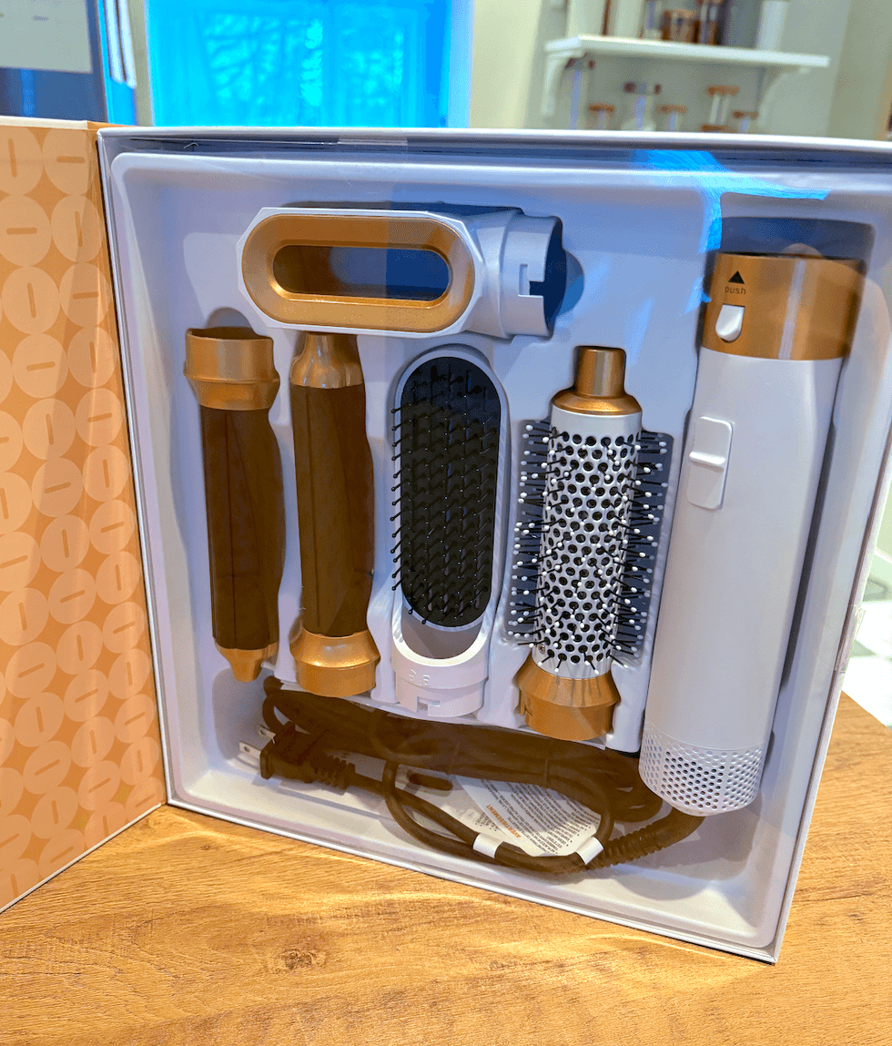 La Brosse soufflante 5-en-1 chez Tigre G\u00e9ant et ses accessoires.