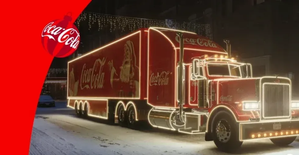 La caravane Coca-Cola, tout illumin\u00e9e de lumi\u00e8res de No\u00ebl.