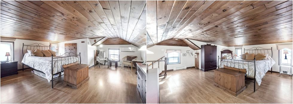 La chambre principale au plafond bois\u00e9 du 42, 4e Avenue, \u00e0 vendre \u00e0 Laval. Droite : Les escaliers menant \u00e0 la a chambre principale.