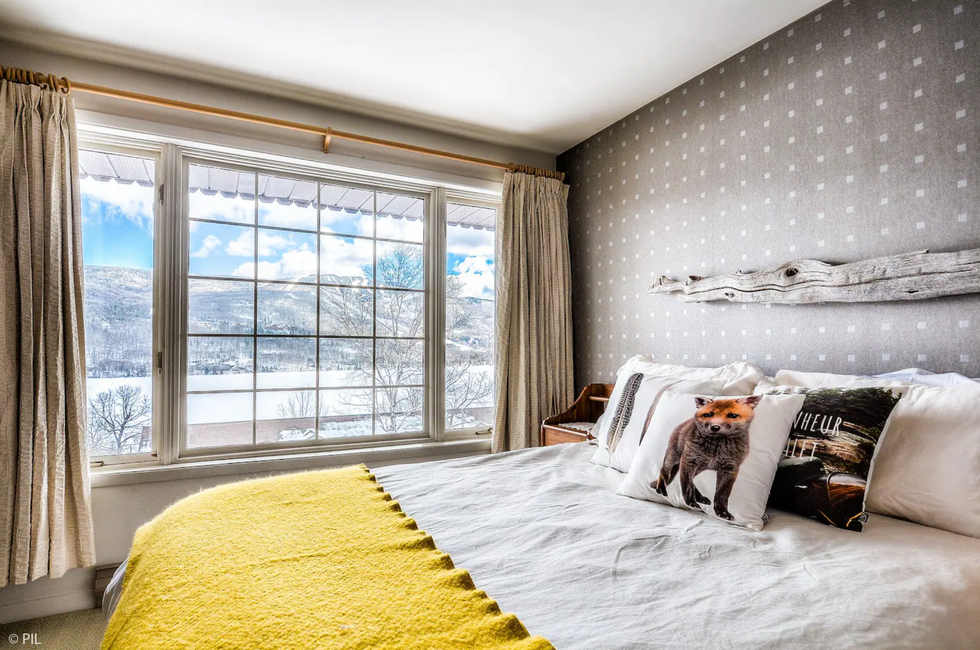 La chambre principale avec une vue.