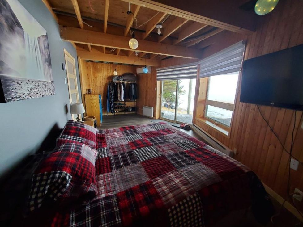 La chambre principale du chalet en Gasp\u00e9sie.