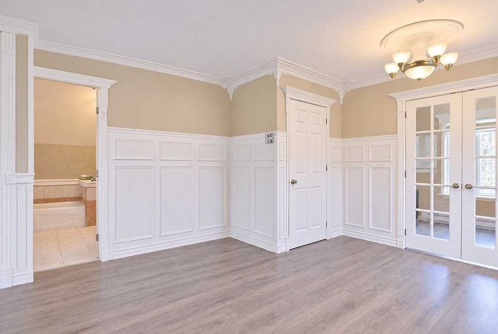 La chambre principale et le bureau de la maison \u00e0 vendre \u00e0 Sainte-Sophie.