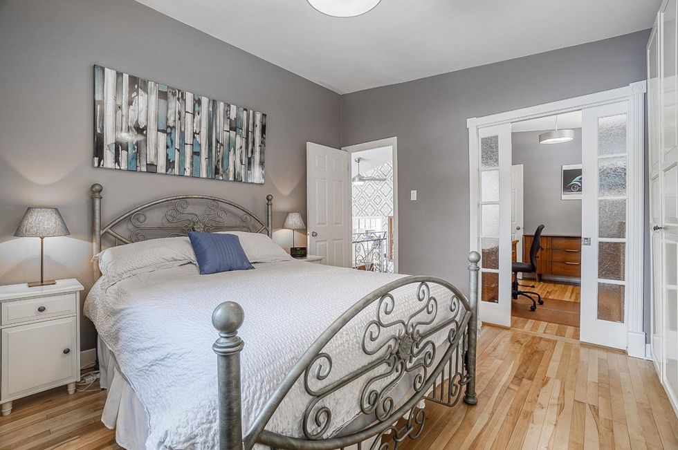 La chambre principale et le bureau.