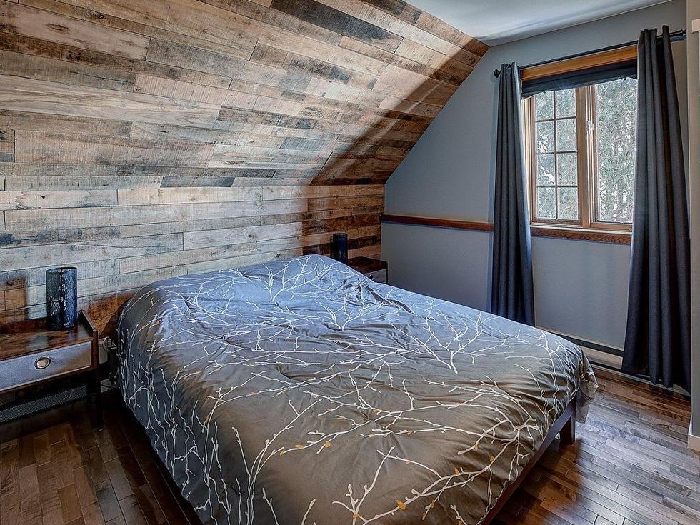 La chambre principale \u00e0 l'\u00e9tage.