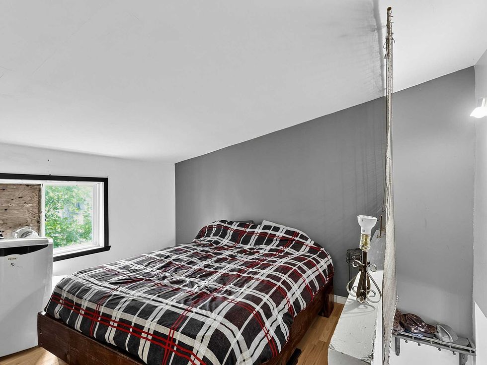 La chambre \u00e0 coucher d'un chalet. 