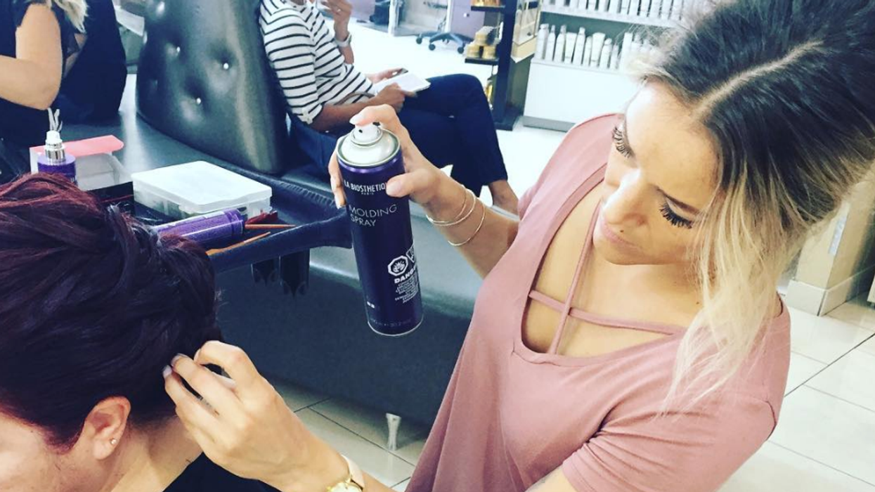 La coiffeuse Fanny Pilon au travail.