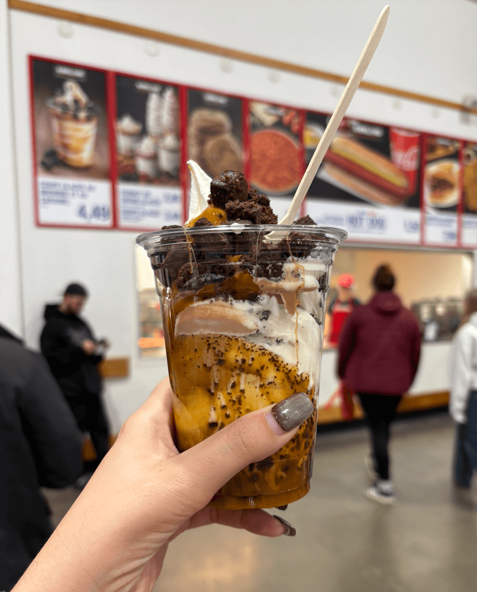 La coupe au brownie et au caramel au Costco.