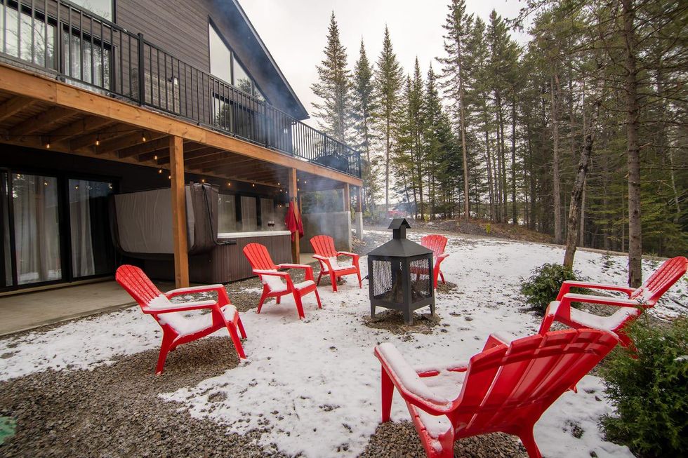 La cour arri\u00e8re avec spa et espace pour des feux.