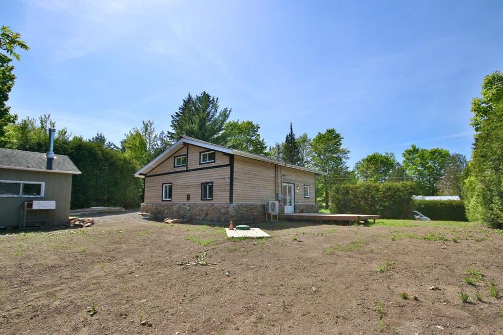 La cour arri\u00e8re de la maison.