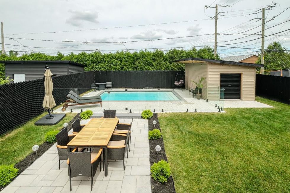 La cour arri\u00e8re.