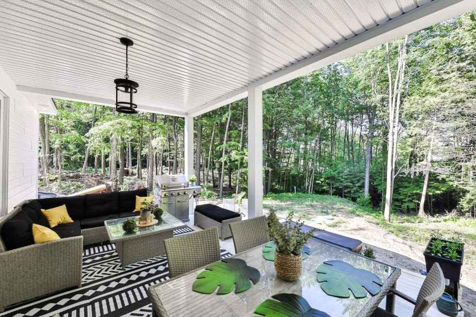 La cour arri\u00e8re.