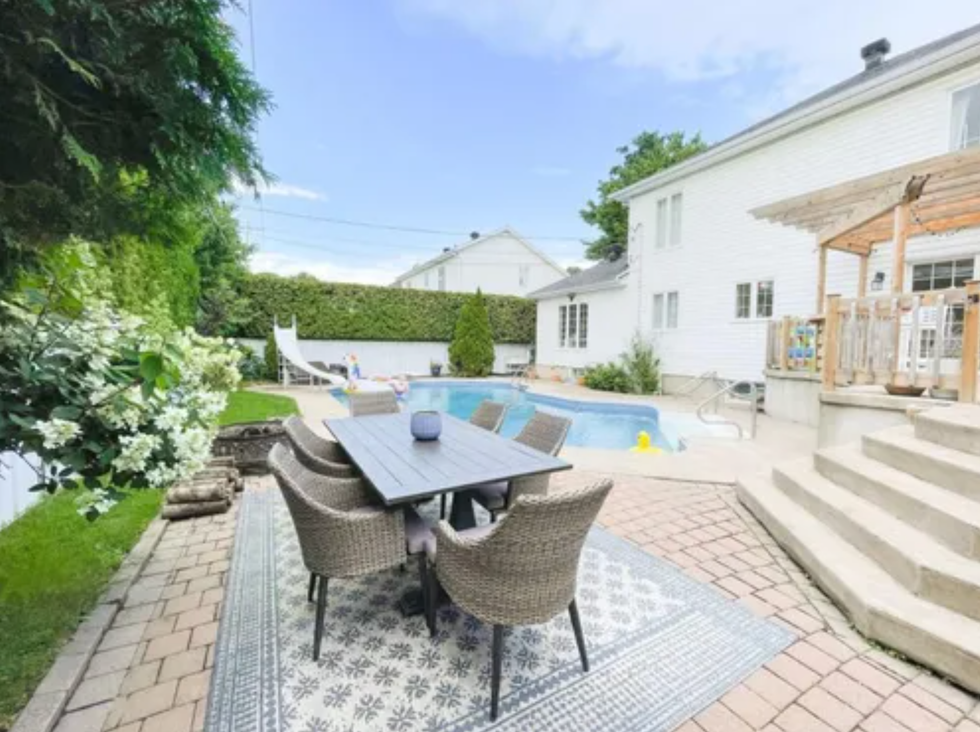 La cour arri\u00e8re.