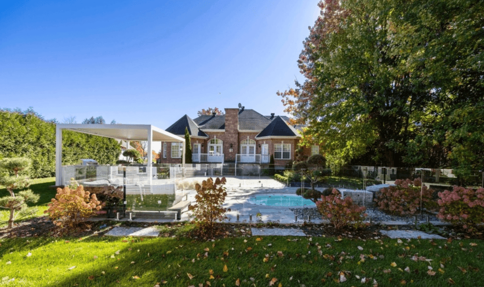 La cour avec pergola \u00e9lectrique, cuisine ext\u00e9rieure et spa.