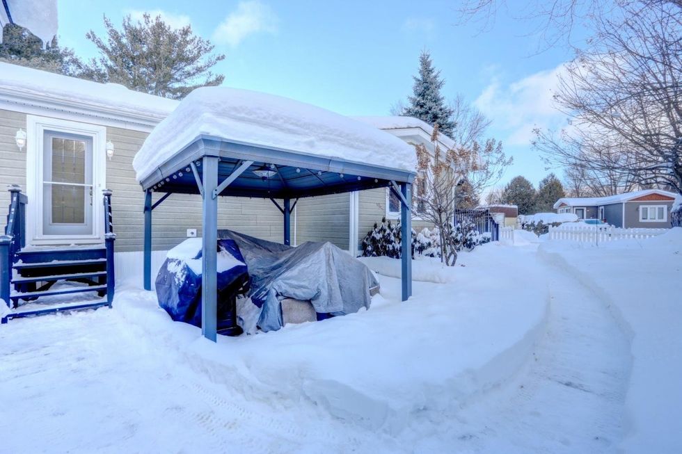 La cour du 617, rue Shefford app. 52, Bromont, QC.