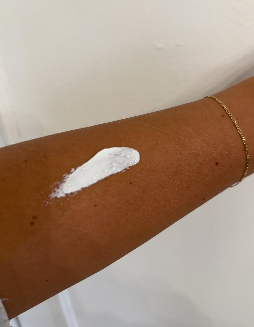 La cr\u00e8me Cicalfate+ sur un bras.