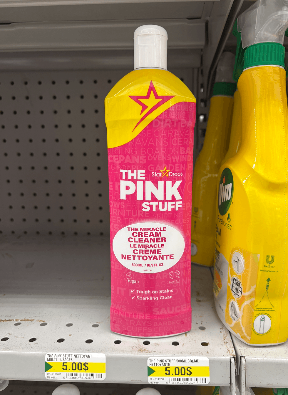 La cr\u00e8me nettoyante miracle The Pink Stuff sur les tablettes du Dollarama.