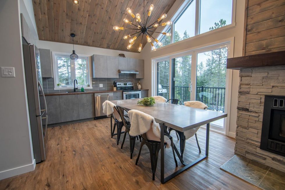 La cuisine avec vue sur la cour arri\u00e8re.