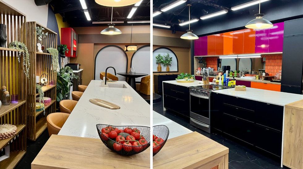 La cuisine est faite de deux gros ilots, et les armoires sont color\u00e9es.