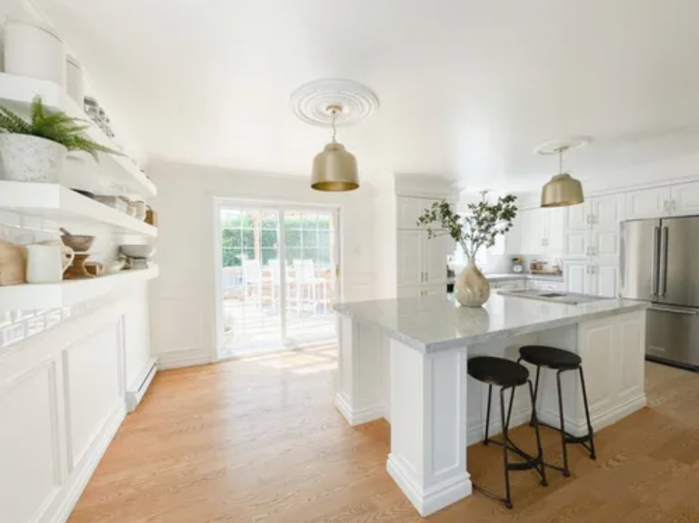 La cuisine et l'\u00eelot en marbre.