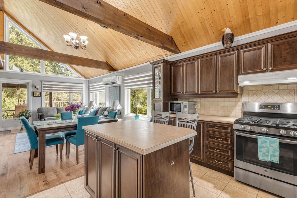 La cuisine et la salle \u00e0 manger.