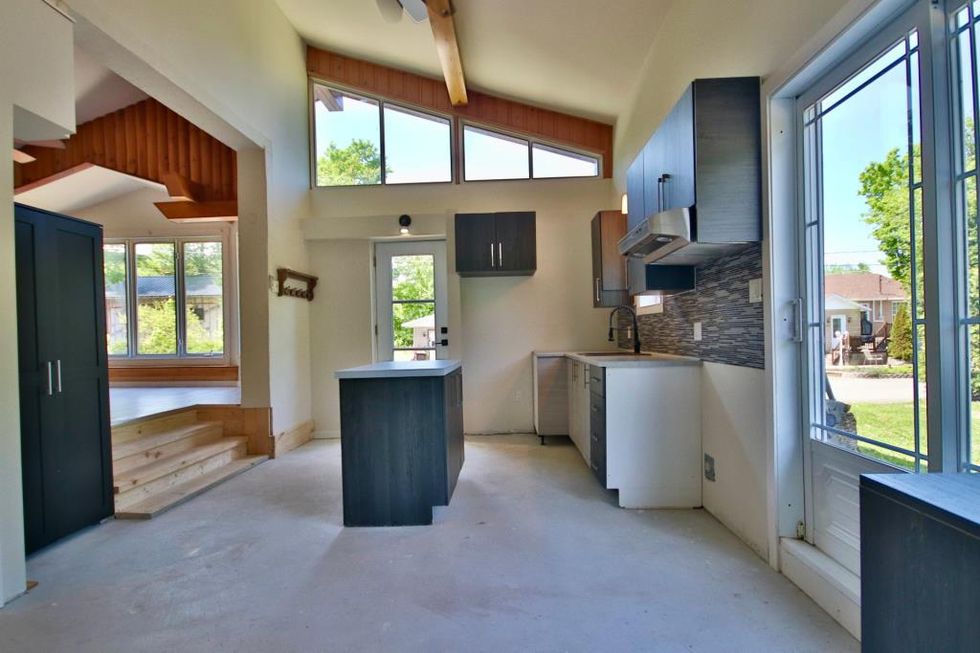 La cuisine et le salon.