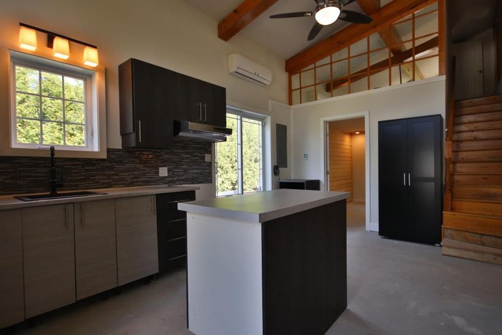 La cuisine \u00e0 aire ouverte.