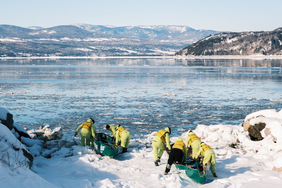 La d\u00e9l\u00e9gation des saveurs du th\u00e9 glac\u00e9 FUZE\ud83c\udd6b transporte des canots vers le fleuve Saint-Laurent, au Qu\u00e9bec.