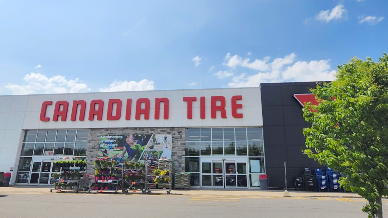 La devanture d'un Canadian Tire au printemps.