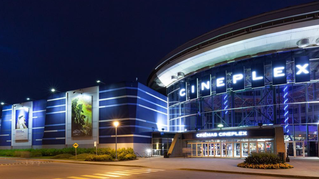 La devanture d'un Cinéma Cineplex illuminé le soir.