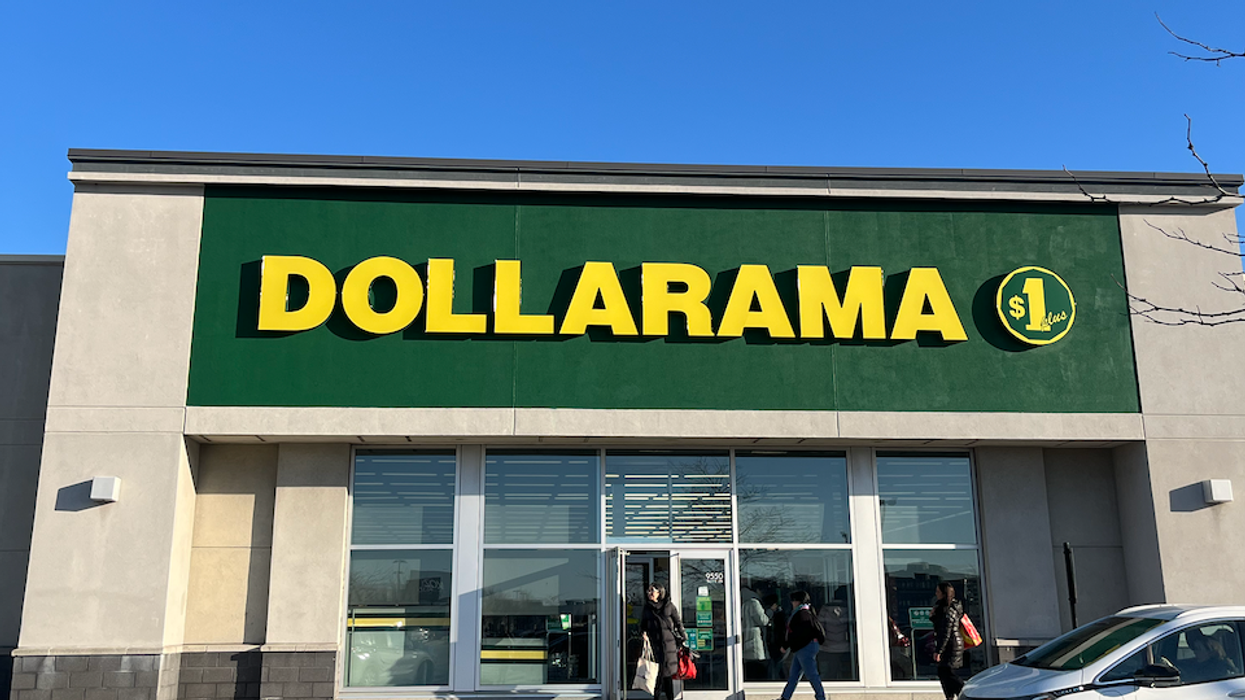 La devanture d'un Dollarama lors d'une journée de ciel bleu.