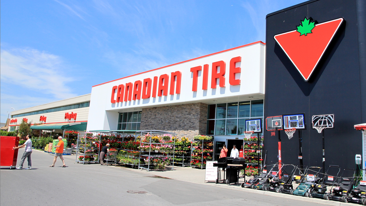 La devanture d'un magasin Canadian Tire avec des fleurs et des paniers de basketball.