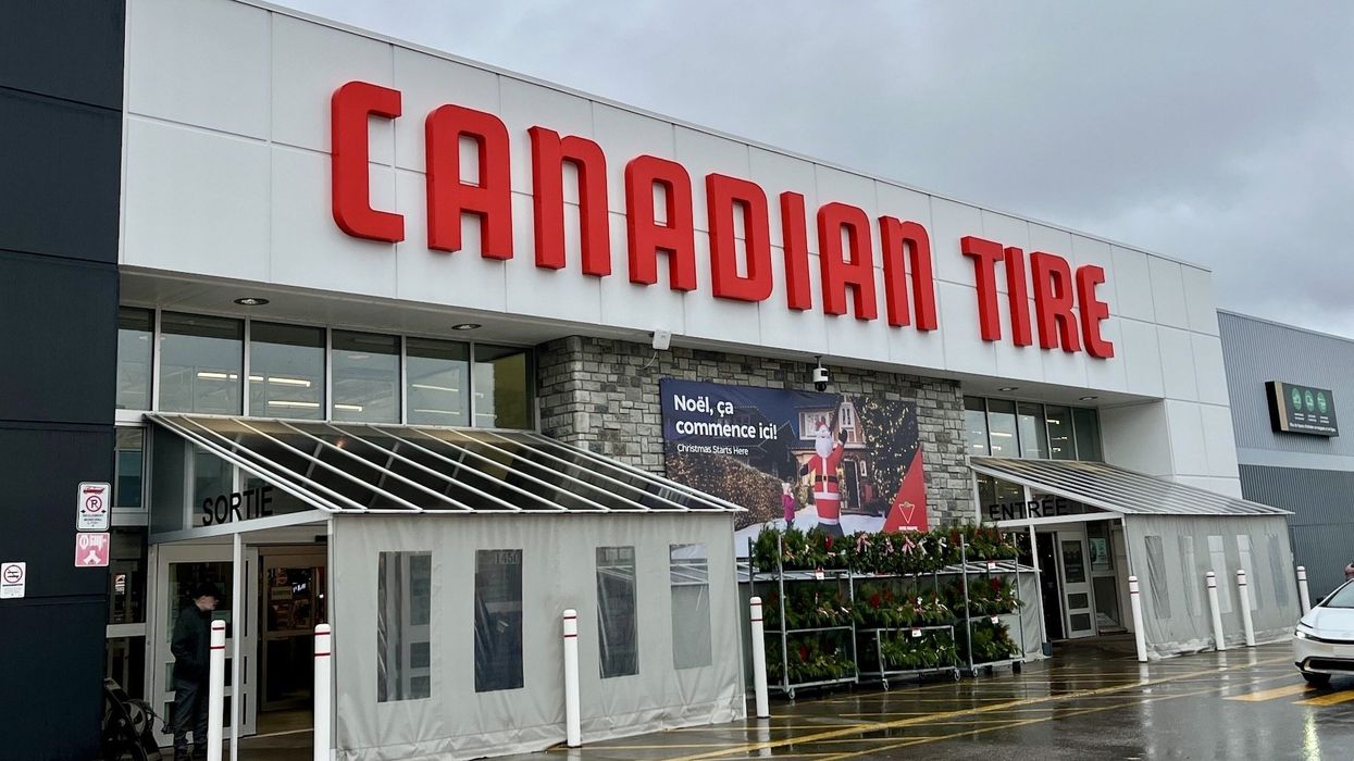 La devanture d'un magasin Canadian Tire avec le logo.
