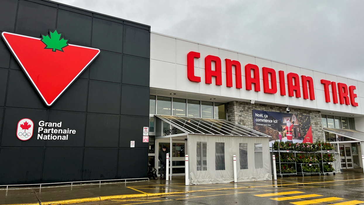 La devanture d'un magasin Canadian Tire avec le logo.