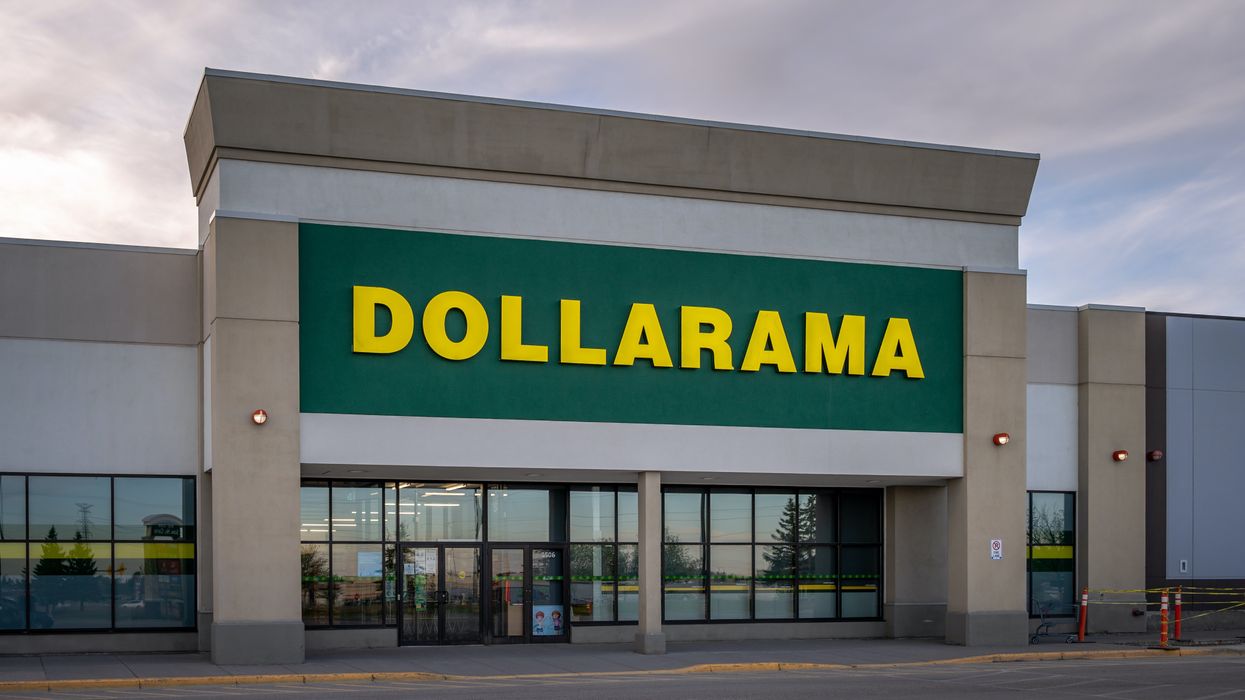 La devanture d'un magasin Dollarama avec logo de l'entreprise.