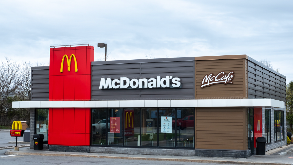 La devanture d'un McDonald's.